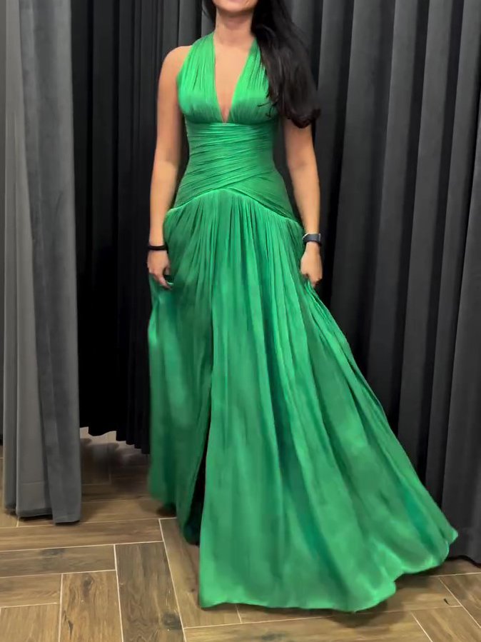 Emerald Green Plunging Neckline Gown With Pleated Skirt And Side Slit - Image 4